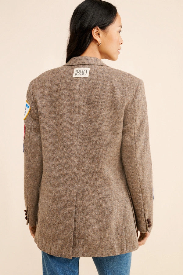 Gepatchter Tweed-Blazer: Einzigartiges Design für stilvolle Auftritte mit Charakter.